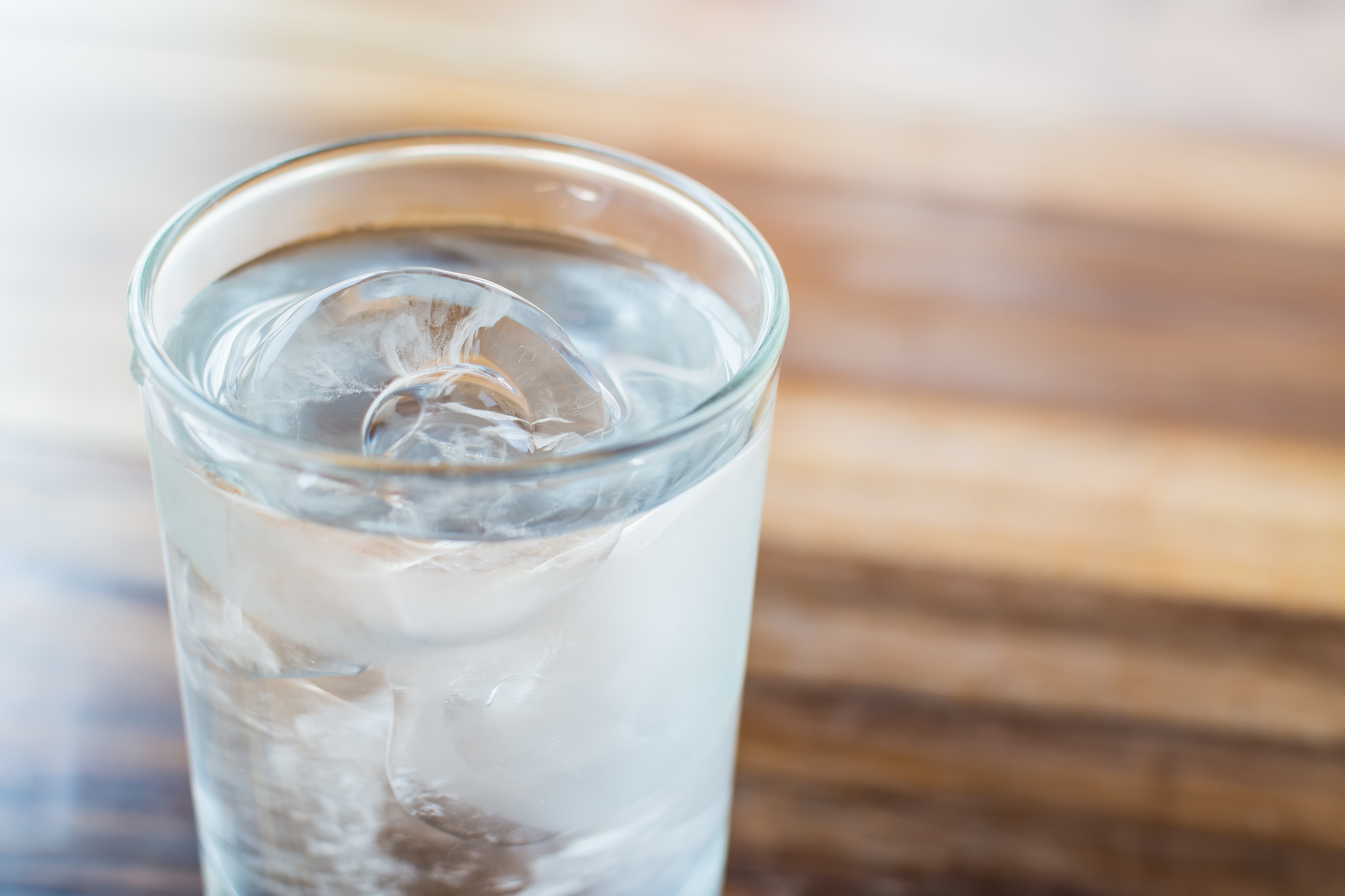 Питьевая вода лед. Стакан воды. Вода со льдом. Лед в стакане. Стакан холодной воды.