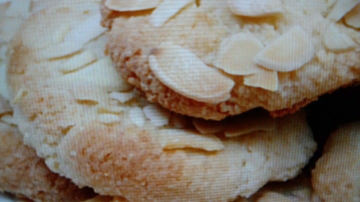 Greek Almond Cookie (Amygdalota) Recipe
