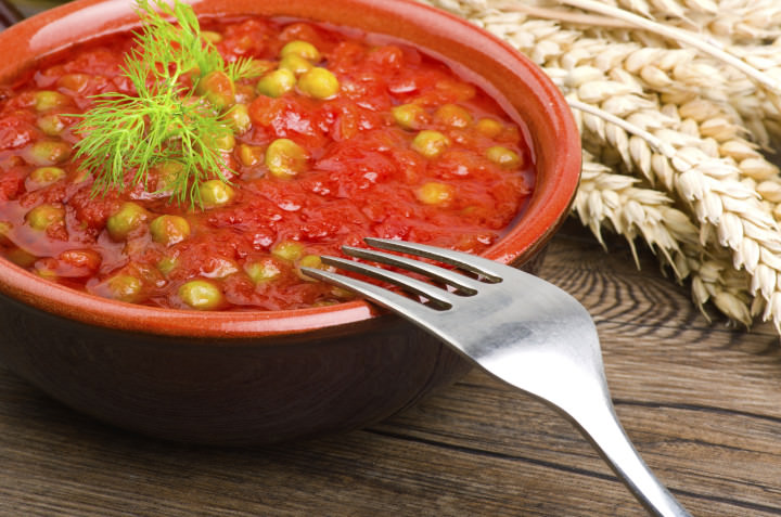 Sauce of tomatoes and fresh green peas