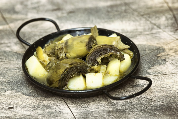 Stew of artichokes with potatoes