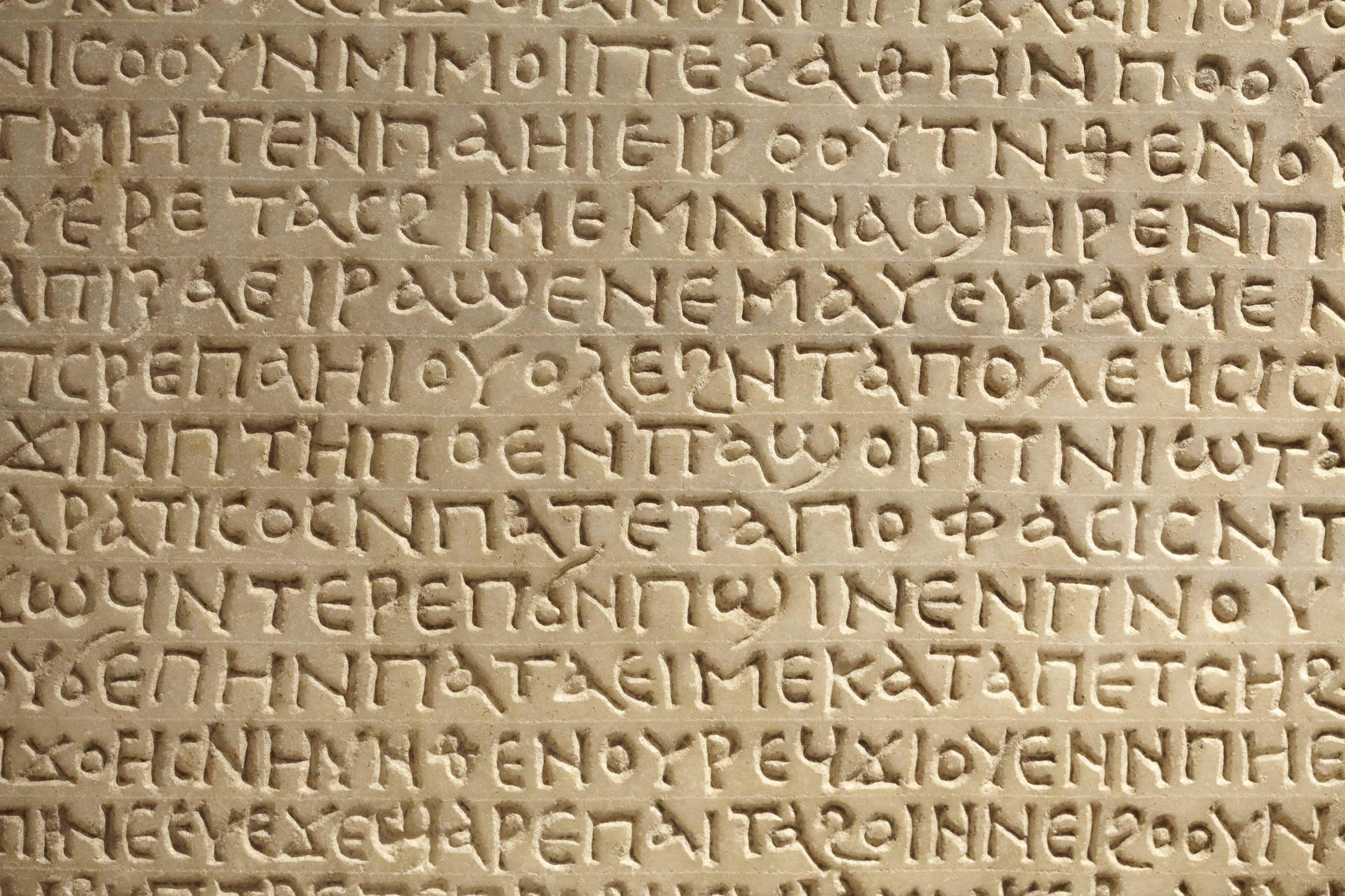 Altgriechische Schrift auf steinernem Hintergrund