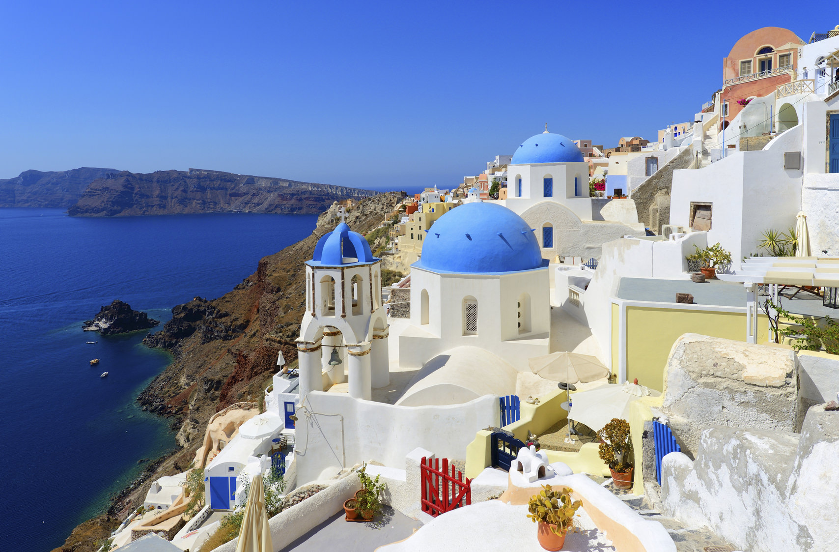  Oia, Santorini beckons visitors with its breathtaking setting and distinctive architecture.