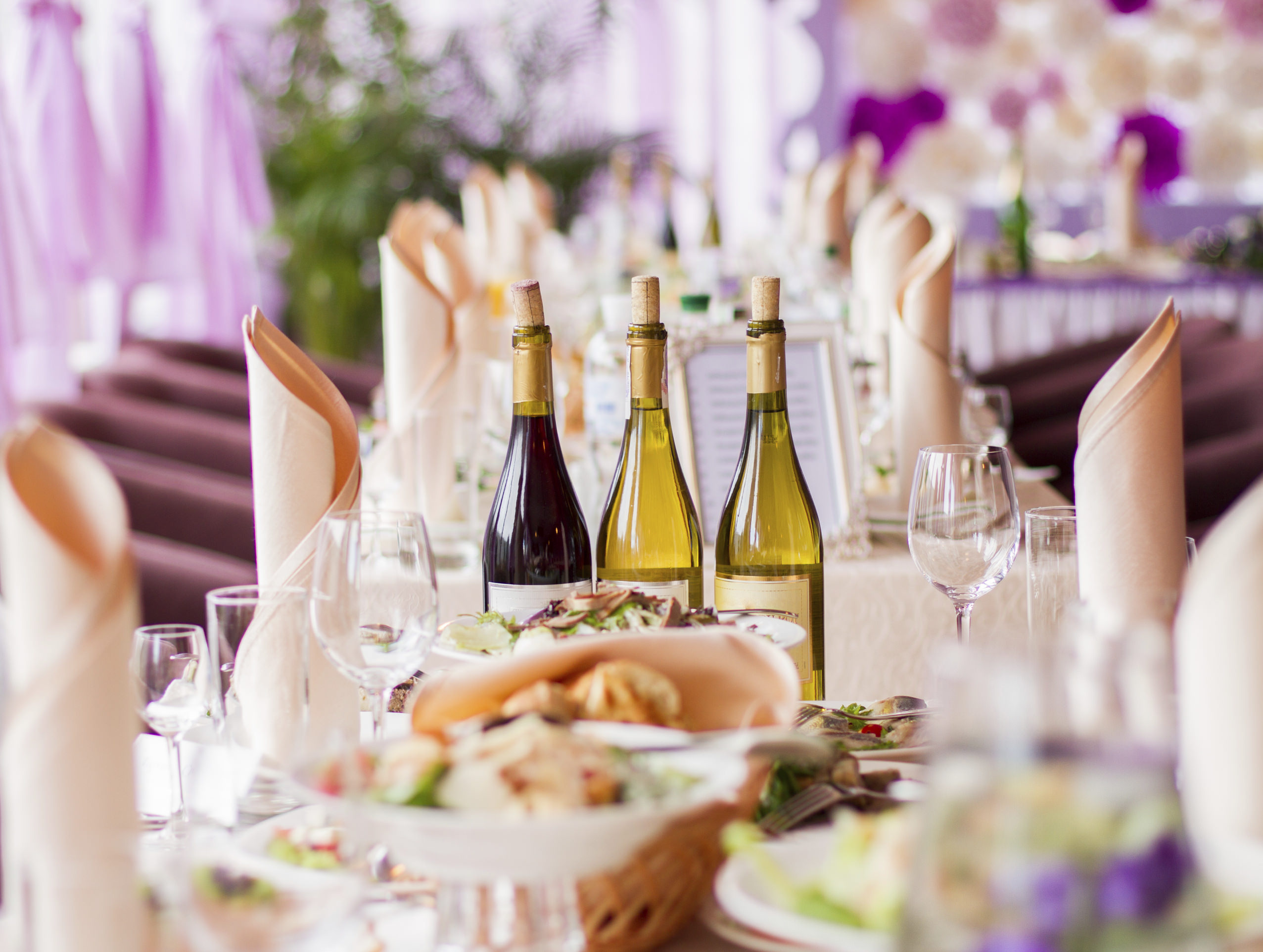 Банкетный столик. Свадебный стол с едой. Банкет стол. Сервировка свадебного стола. Накрытый стол на свадьбу.