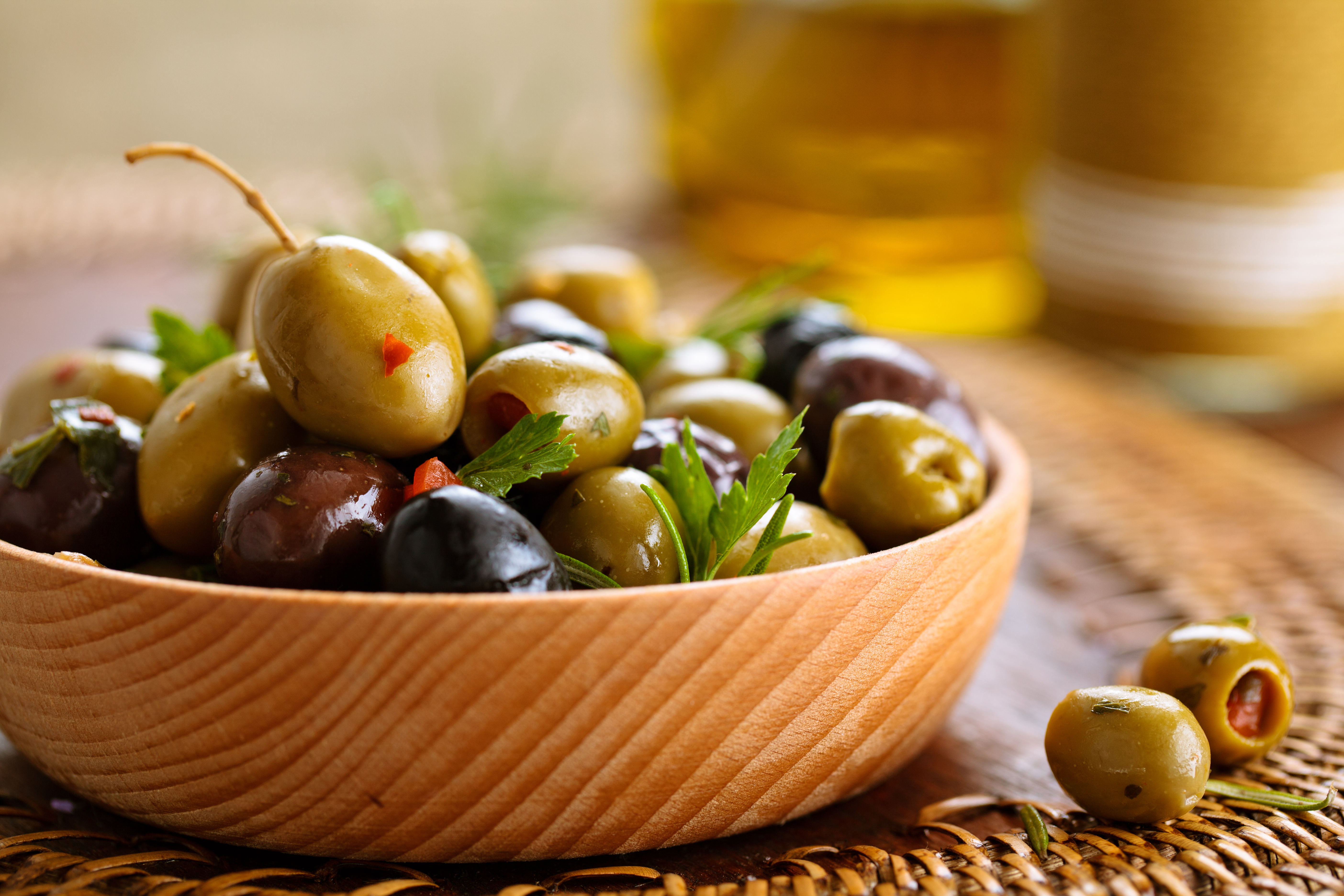 Оливковое масло в пост. Оливки и маслины. Оливки консервированные. Разноцветные оливки. Оливки зеленые.