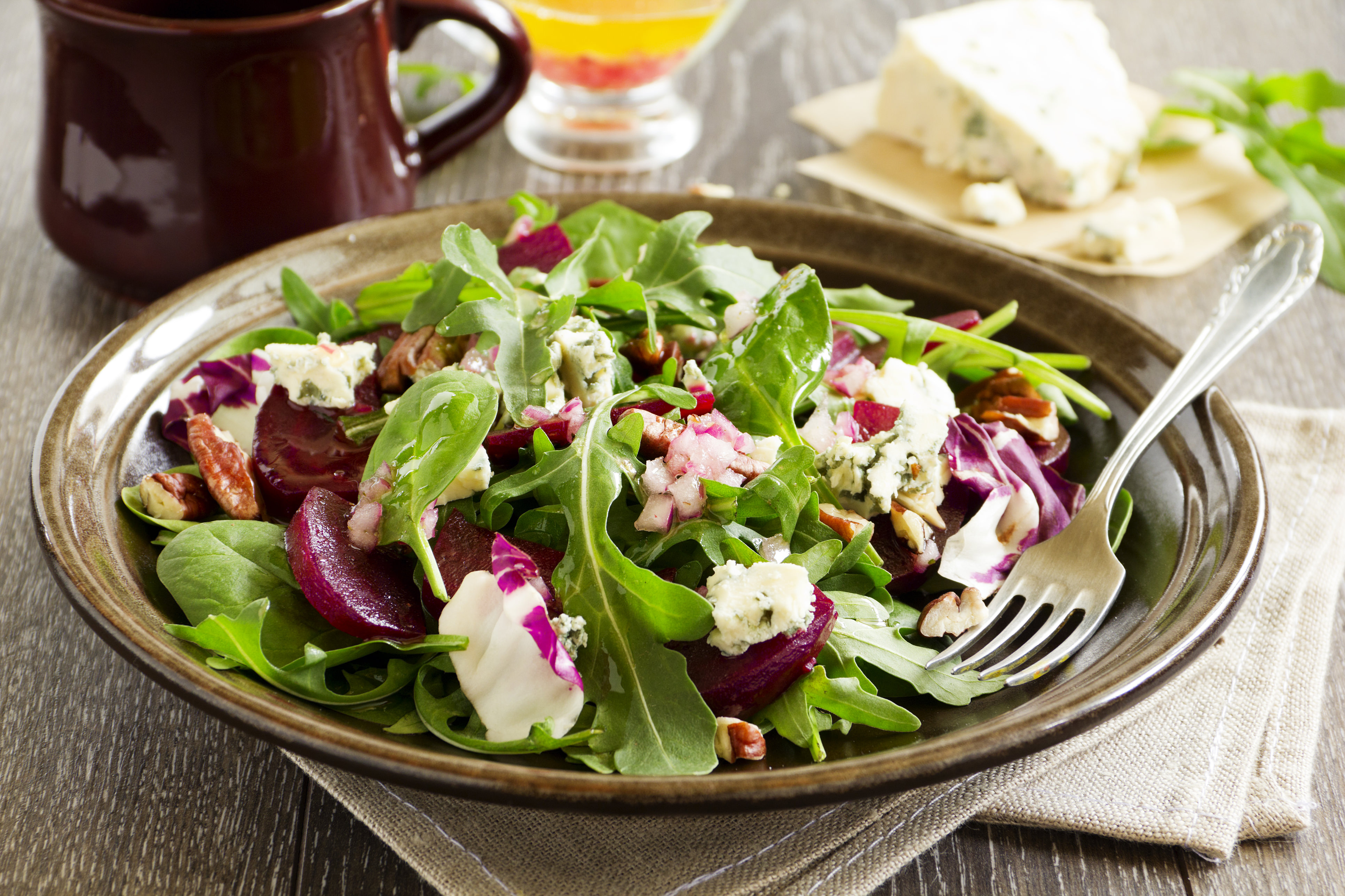 Salat iz. Свекла Фета руккола. Салат свекла руккола Фета. Салат руккола свекла сыр. Ореховая руккола салат.