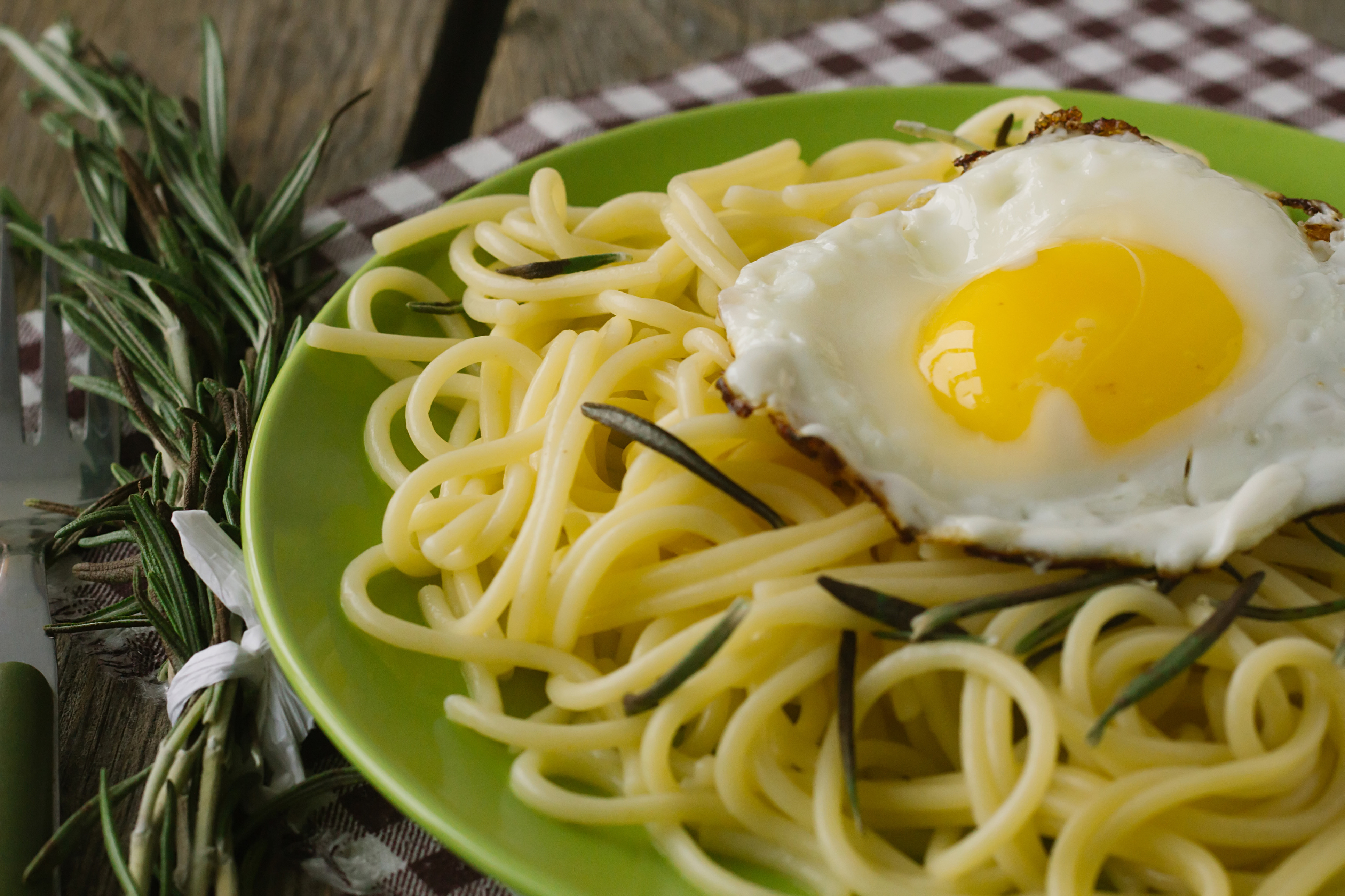 Recipe for Greek Style Spaghetti With Fried Eggs