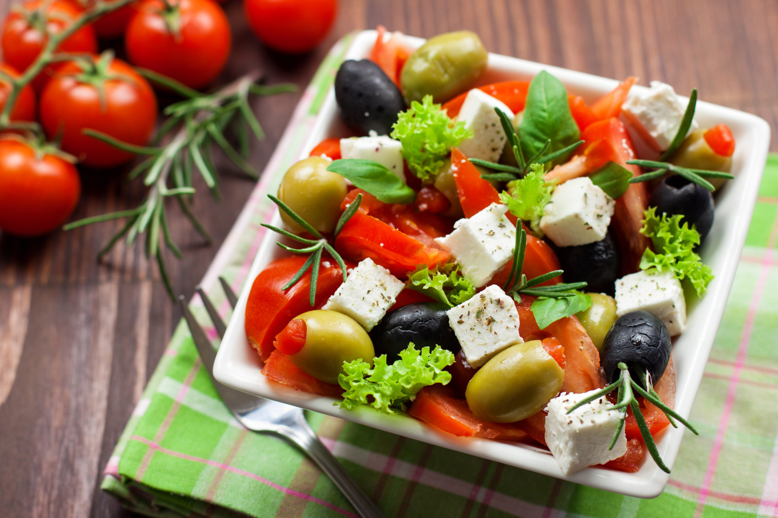 Раскладка салатов. Греческий салат. Овощной салат греческий. Греческий салат на праздничный стол. Салат греческий классический.